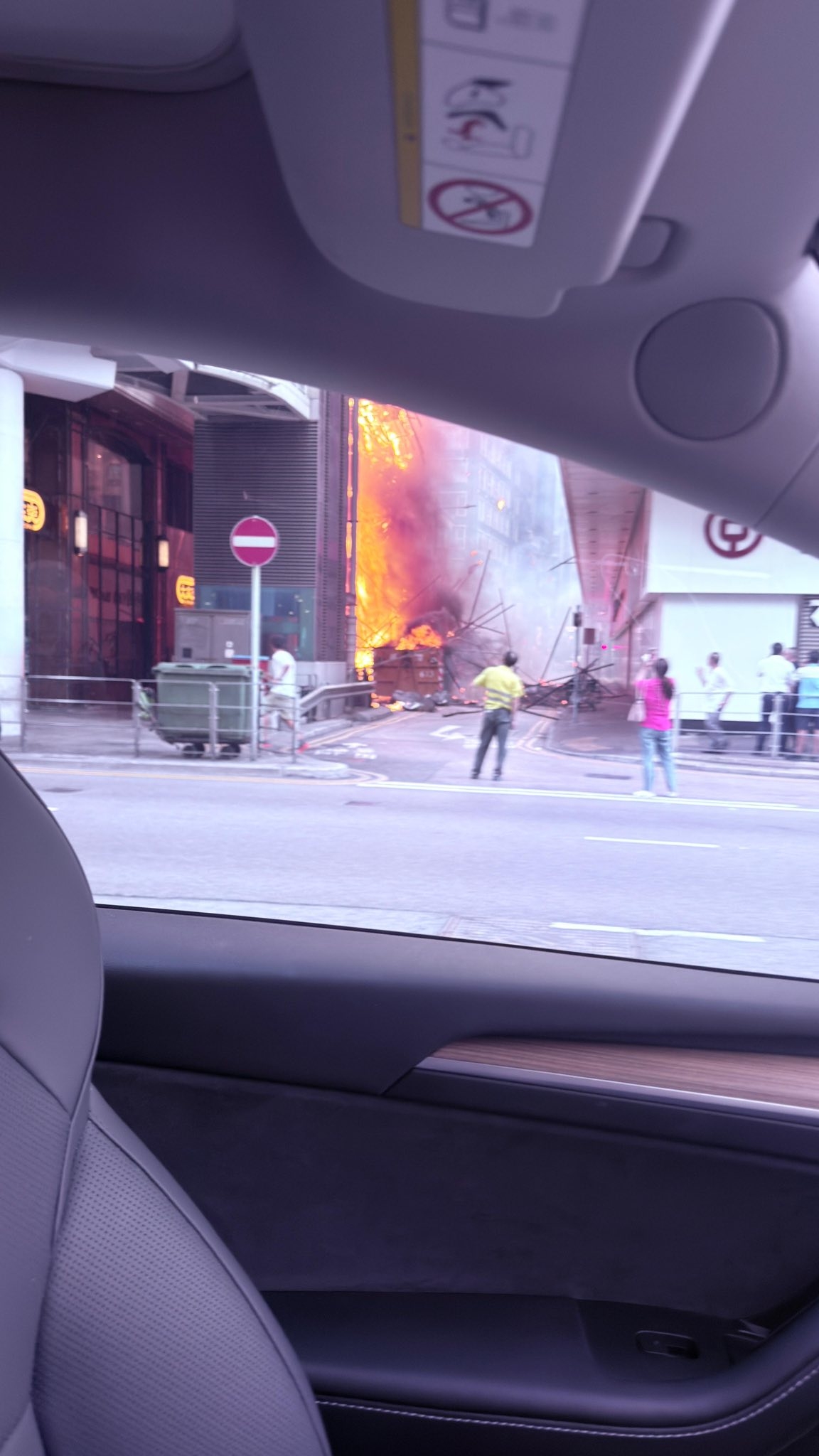 中環華懋大廈後巷有棚架發生大火，濃煙直沖半空，現場據報傳出爆炸聲。（Facebook圖片／車cam L（香港群組）／Bosco Chu）