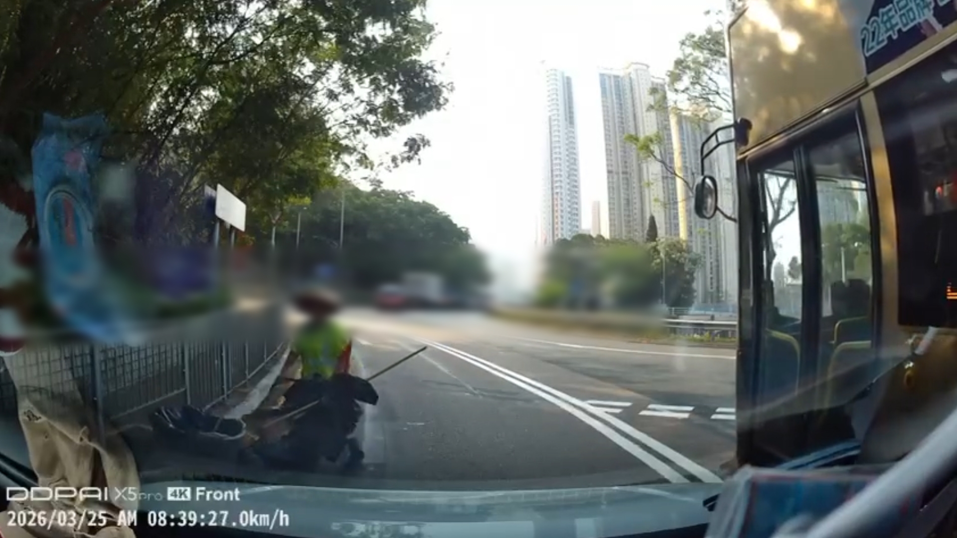 車Cam直擊｜藍田清潔工人亂闖迴旋處　嚇到司機急煞車：自己嫌命長都唔好害人