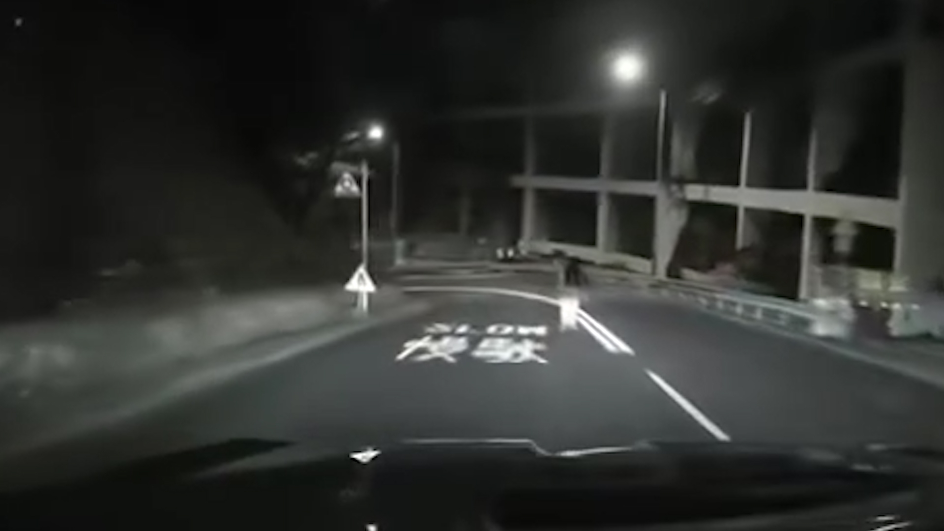 車Cam直擊｜北角路中心突現「長髮女子」　片主嚇窒：太空油定鬼