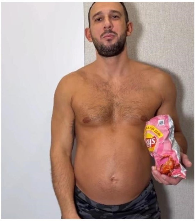 他在過去數週每天攝取高達 1萬卡路里，食物包括糕點、蛋糕、水餃配蛋黃醬、漢堡及小型 Pizza，零食則是薯片。