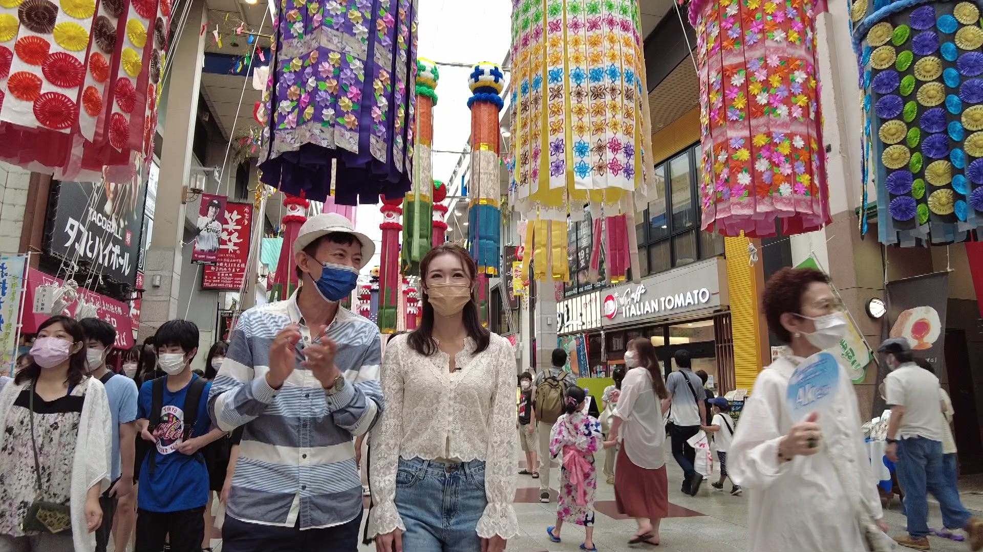 仙台七夕祭，有好多色彩繽紛嘅彩幡。