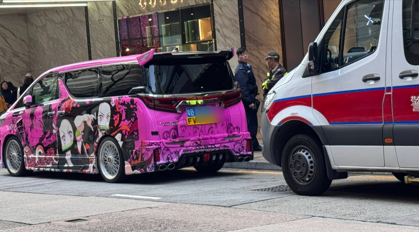 廣東道違泊「FV牌」七人車網絡惹議　警抄牌揭司機竟是通緝犯？