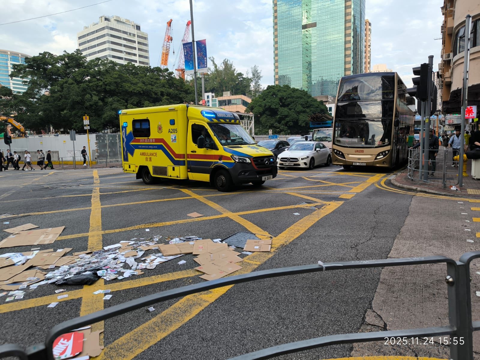 旺角洗衣街老婦過路遭旅遊巴撞倒當場死亡