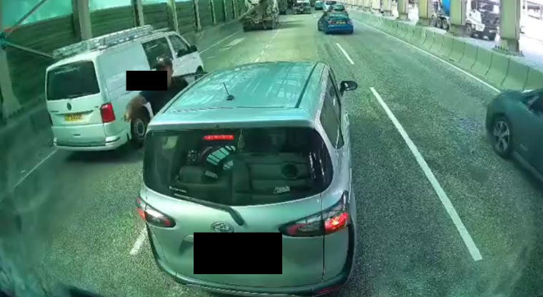 車Cam直擊｜屯門公路私家車突停駛「閘大車」　疑不服氣路中心落車