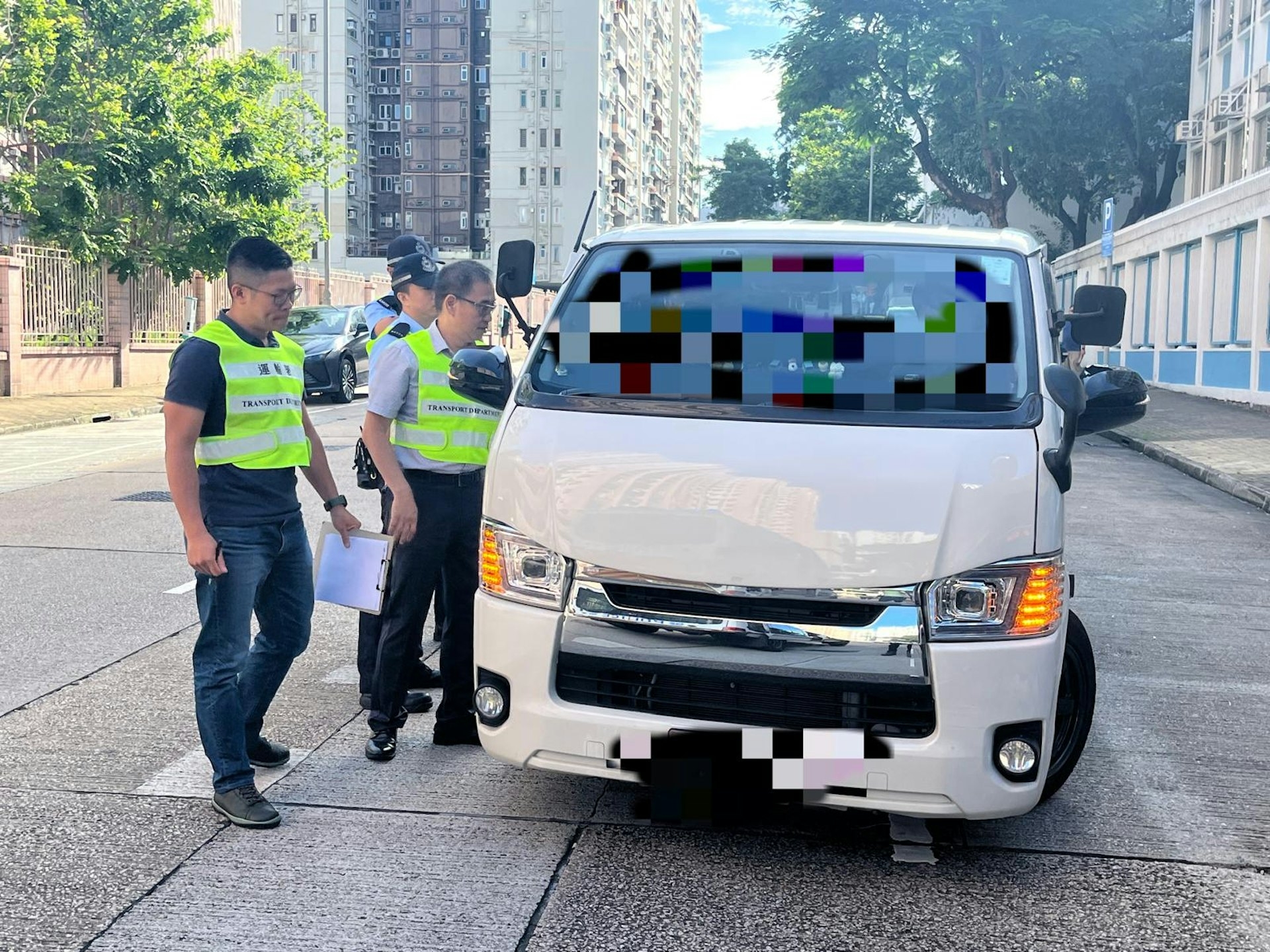 人員針對違規駕駛的導師和學員，共發出10張定額罰款通知及2張傳票。（警方圖片）