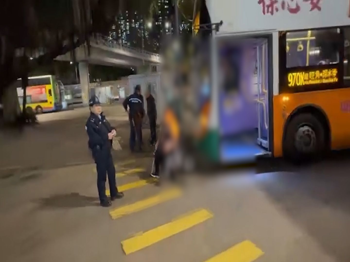 香港仔女車長被阿伯發難大鬧，只因輪椅婆婆未上到車？(影片截圖)