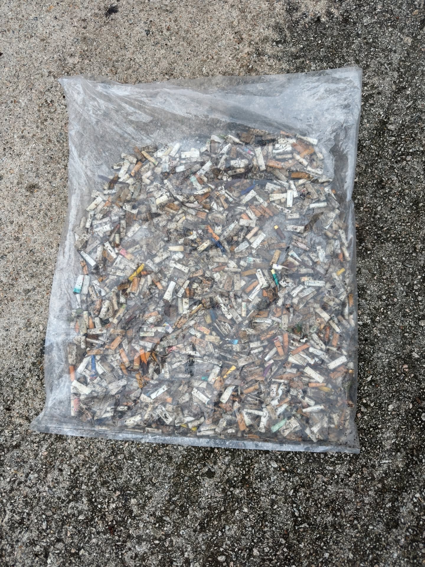 熱心市民3號波上山執垃圾，驚現驗孕棒與大量避孕套。