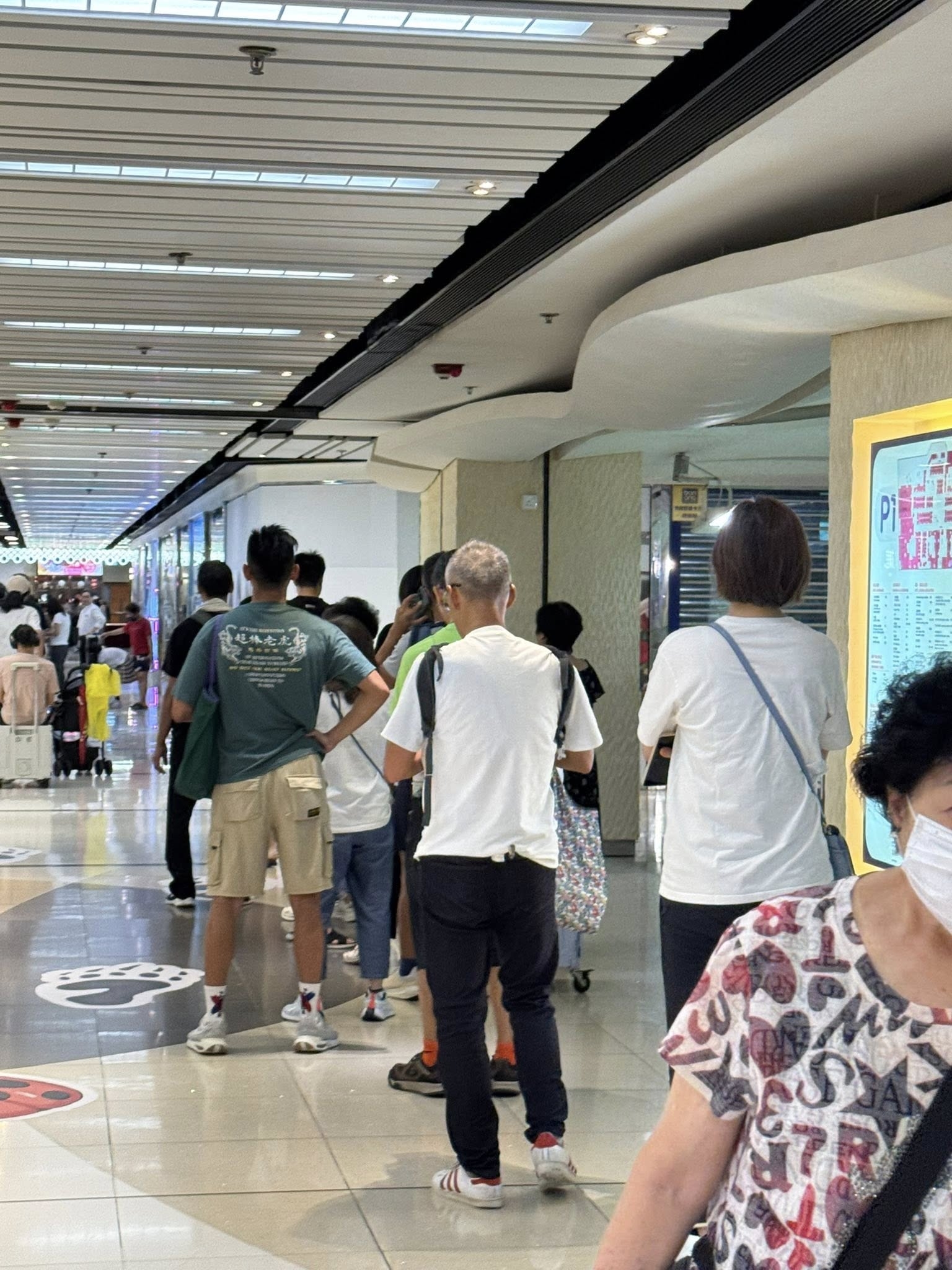 坑口南豐廣場自提點排長龍。 (FB@區議員張美雄)