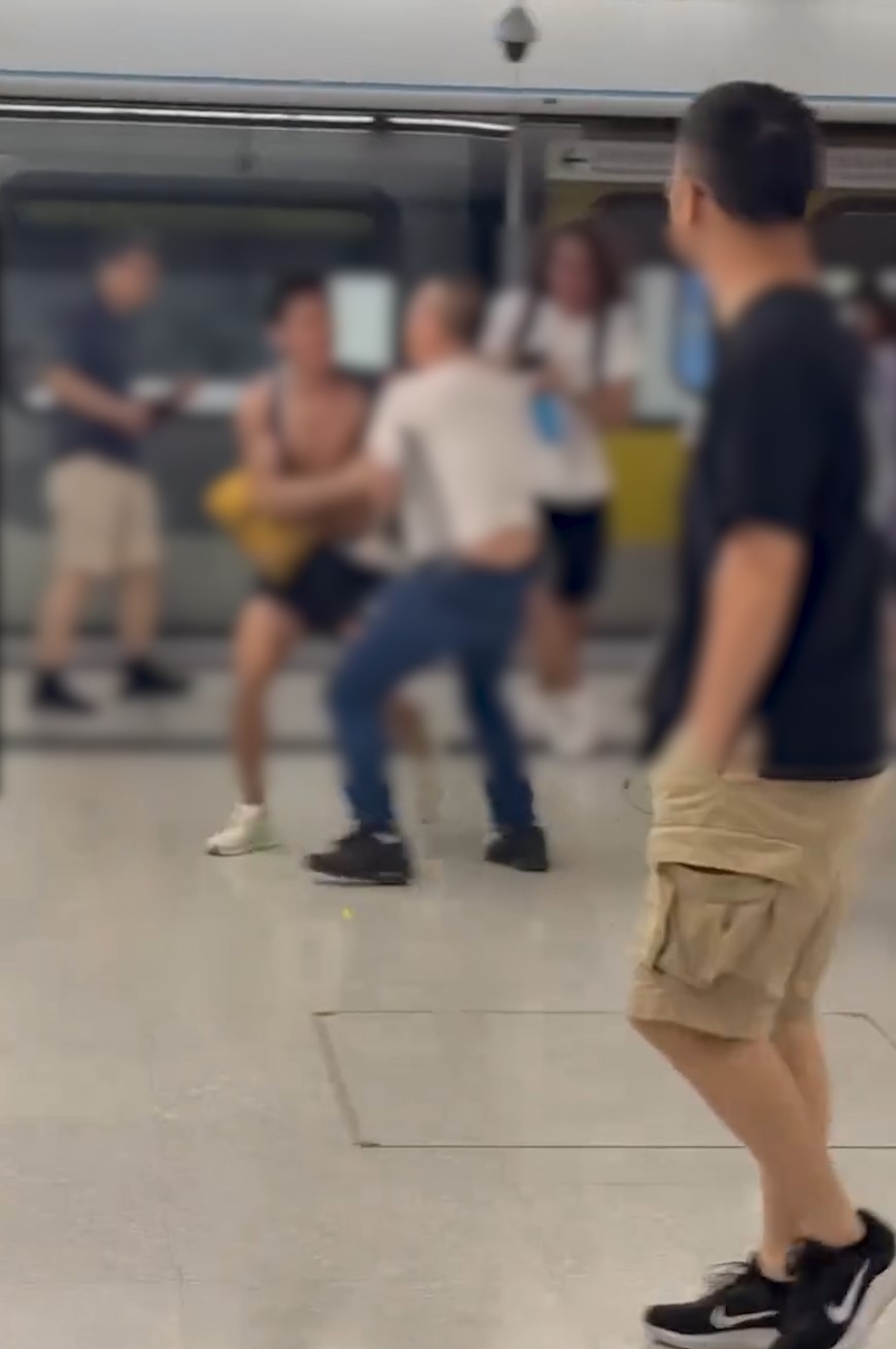 紅磡站MMA｜兩男月台肉搏兼吐口水職員霸氣調停　疑因扶手電梯爭路