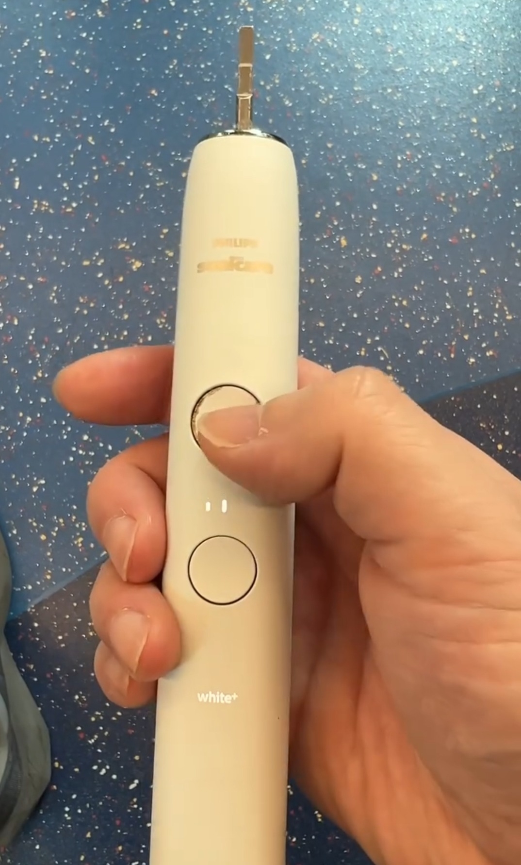 12月1日，一名網民在社交平台分享「地鐵尷尬時刻」，指自己手持一支「震動棒狀物」乘車