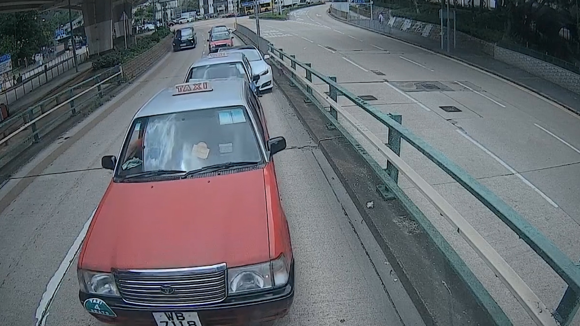 車Cam直擊｜Tesla司機揸車發夢「油門當Break」踩　車主：差兩吋中