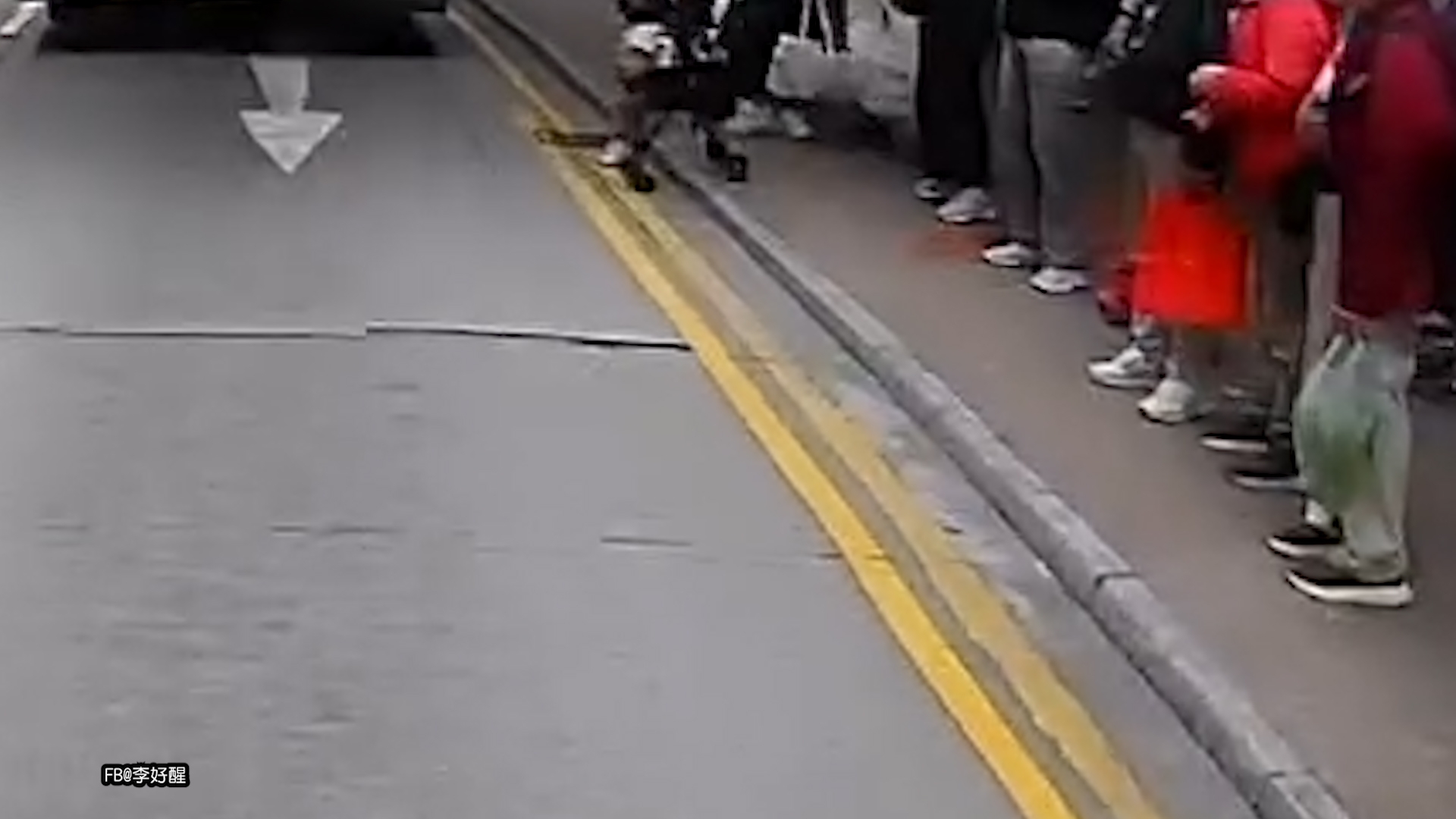 車Cam直擊｜荃灣沙咀道巴士險撞衝馬路BB車　網民：害死司機系列 