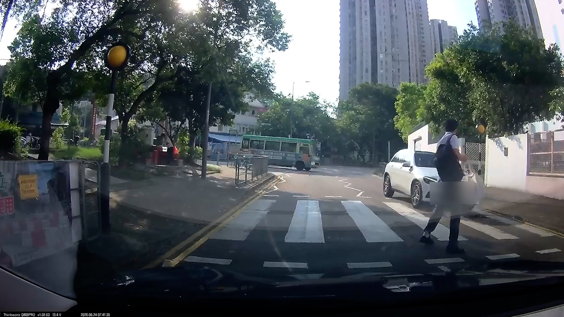 車Cam直擊｜白色私家車斑馬線「直衝」險撞行人　片主怒轟：遲早一鑊撞死人 （FB@ThrillingDragon2686）