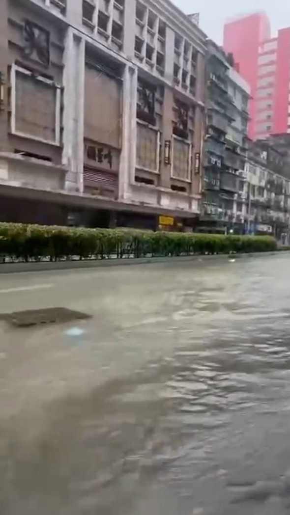 罅些喇提督大馬路（提督馬路）發生嚴重水浸。（網上影片截圖）