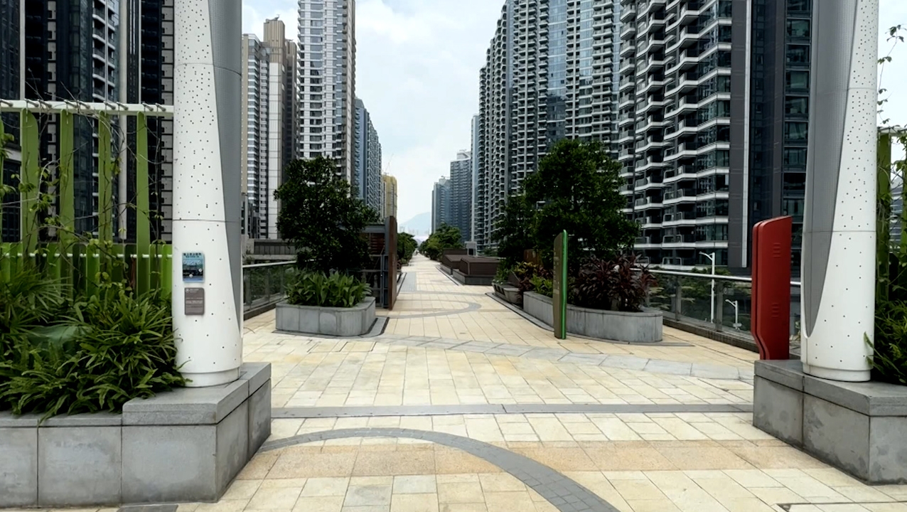 主持人上到上方空中花園向保安查詢，對方指該巴士站屬於屋苑。