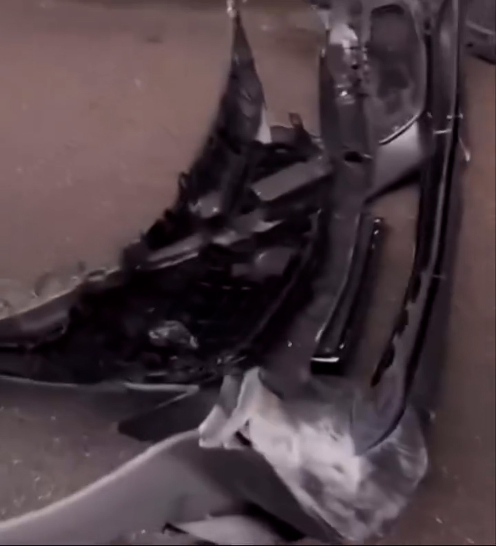 保險桿甩脫。（Facebook影片截圖／車cam L（香港群組）／車cam L） 