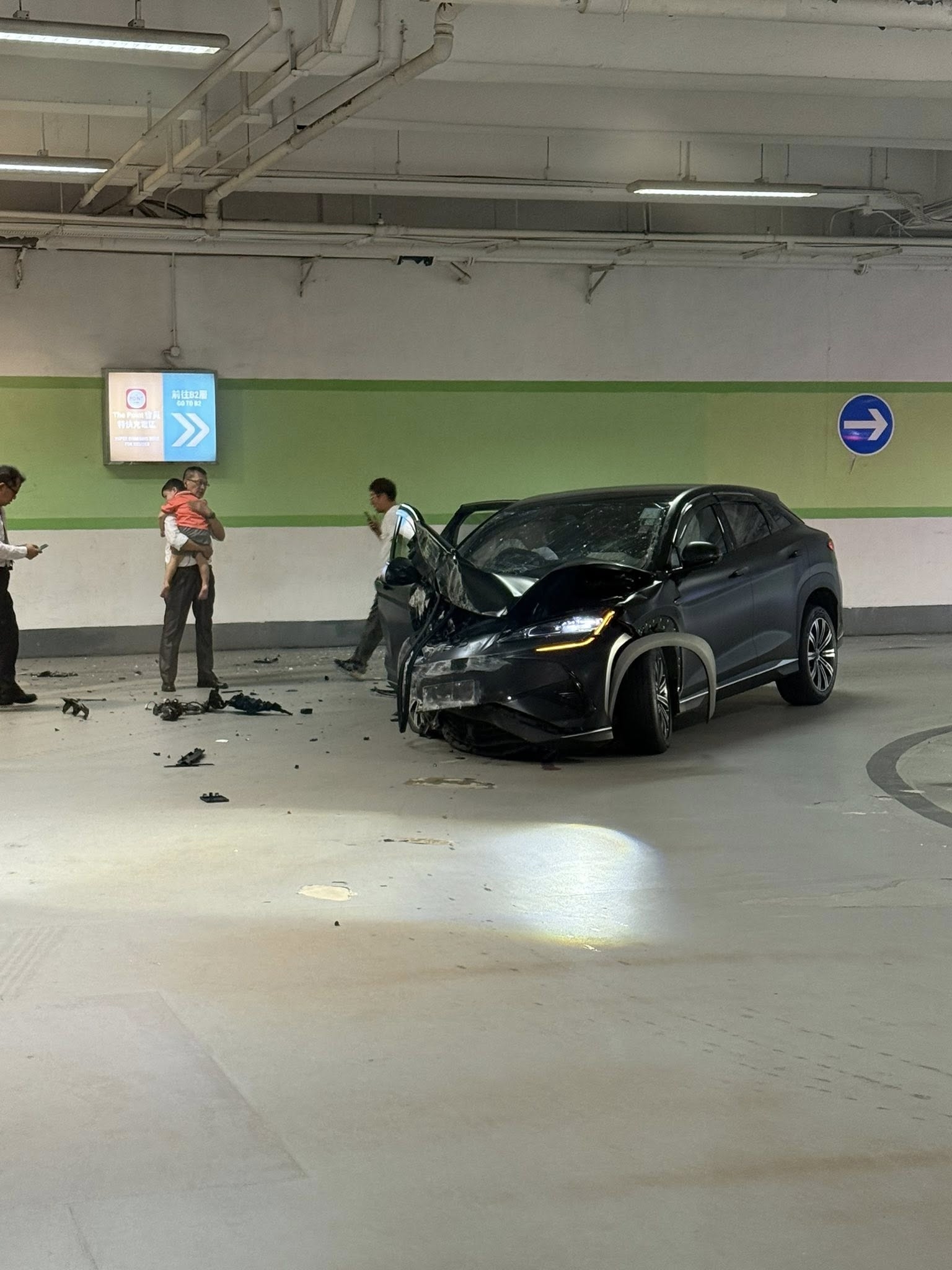 荃灣停車場私家車逆線撞入閘炒車　網民笑稱「高手」在民間