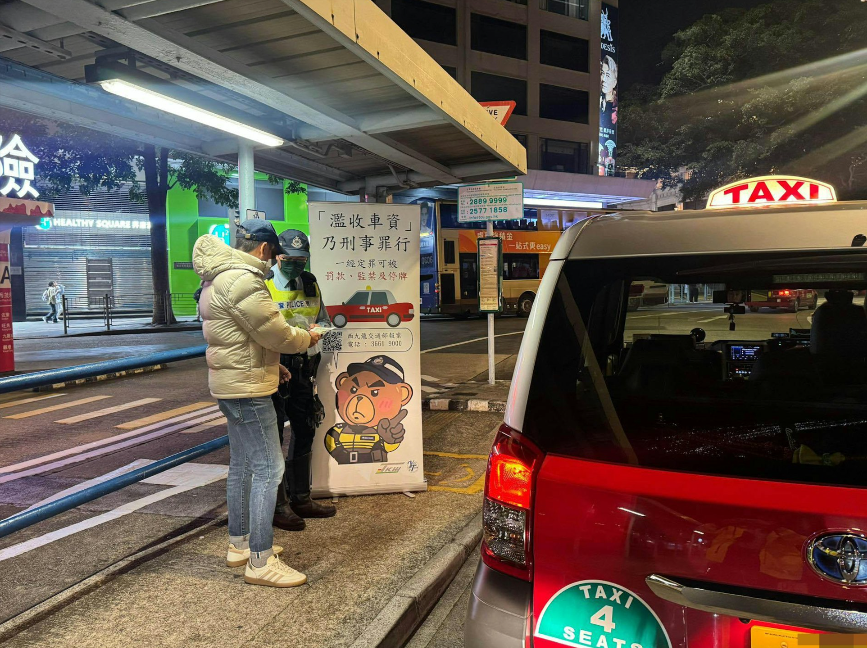 警方打擊「黑的」截查83輛載客的士　西九龍向遊客派合法車資單張