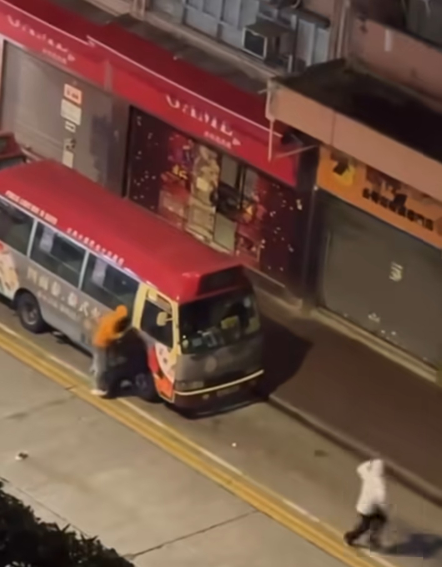 白衫男子一度跑離現場，後見搶劫未果再度折返加入拉扯。