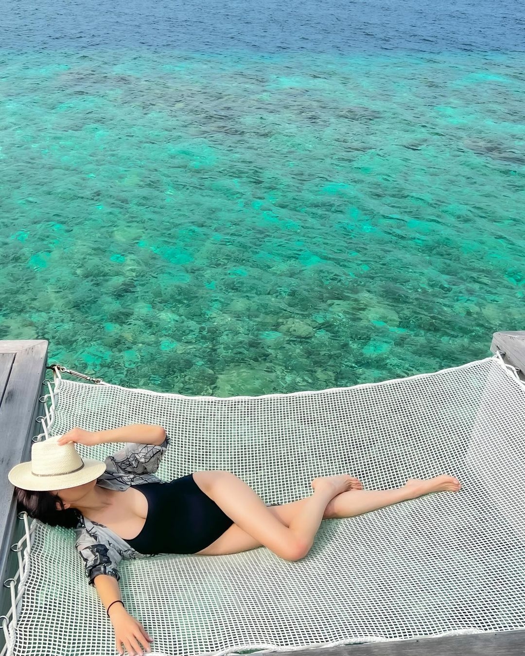 嘉玲瞓喺吊床上，大曬一雙白滑美腿。