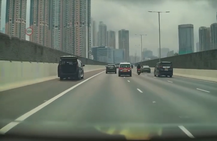 的士、電單車及私家車分別沿左、中、右線行駛，之後的士切至中線，撞倒電單車。（Facebook影片截圖／車cam L（香港群組）／Chui Sze Nok）