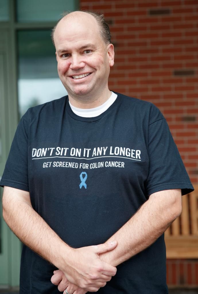 照片中，亨格福德穿著的襯衫上寫著“別再坐著了——去篩檢結腸癌吧。”