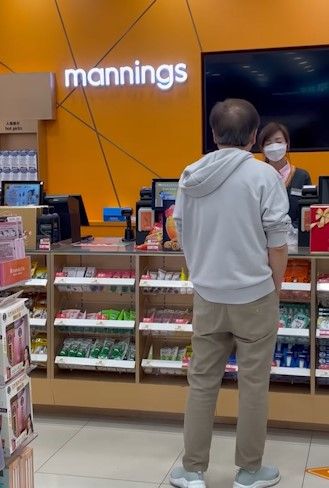 萬寧客人欲換貨惟單據無效爆粗鬧職員。(影片截圖)