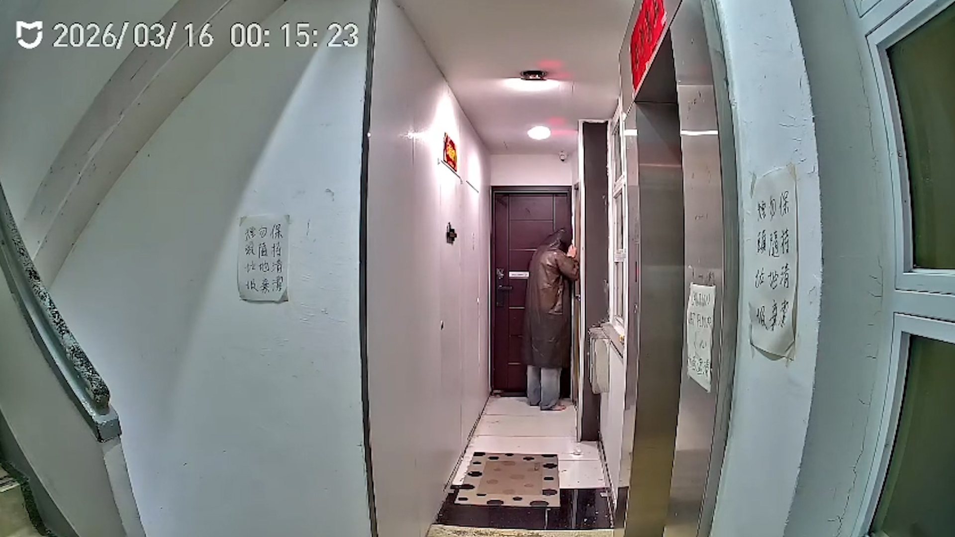 天眼直擊｜黑色雨衣赤腳男偷Beyond「二樓後座」門牌　鬼鼠轉掛盜版門牌