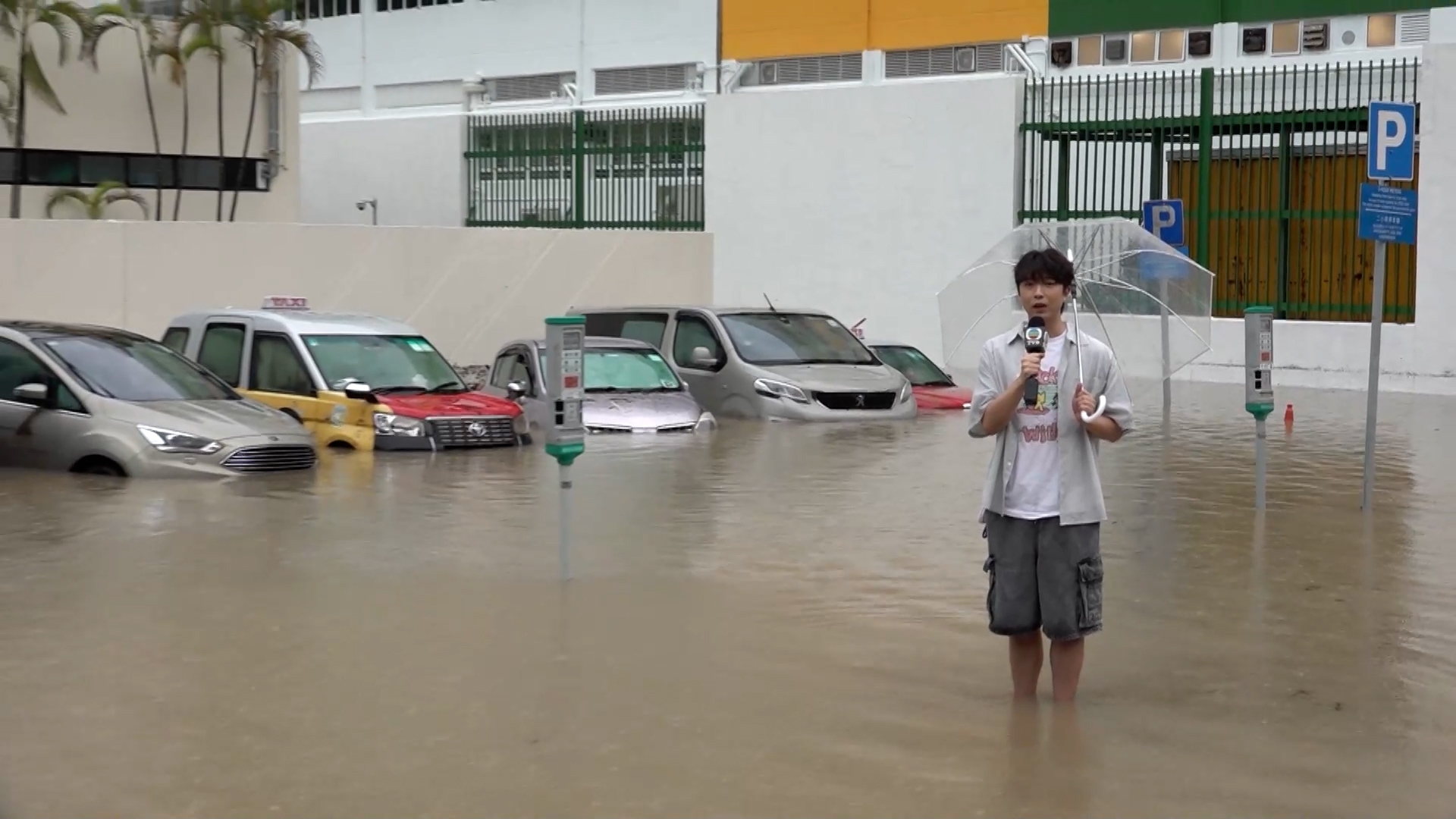 在寶琳敬賢里停車場，情況相當嚴峻，整個停車場變成水塘。