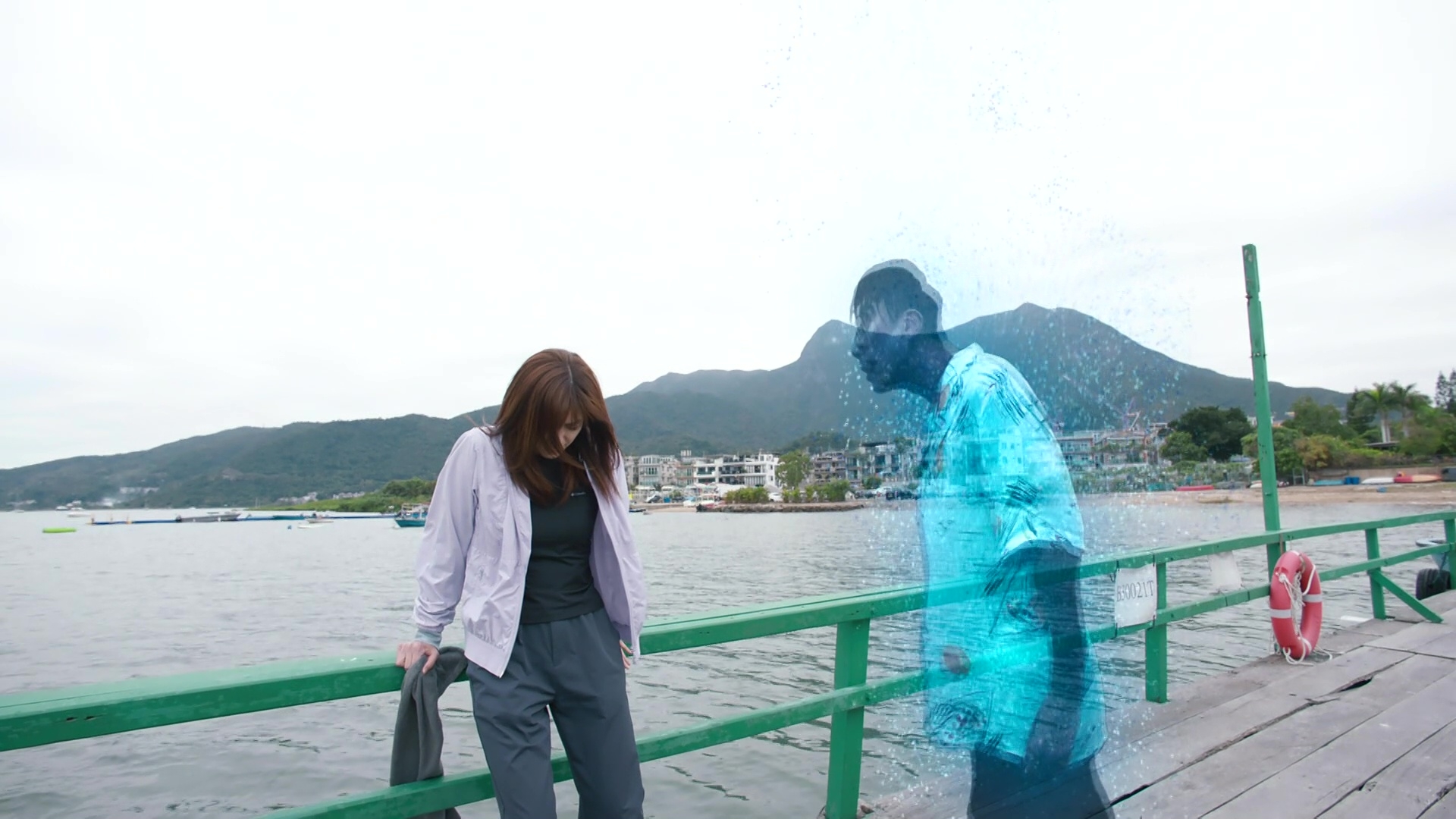 心月因受唔住「衰老公」Mike幻影糾纏企圖跳海。