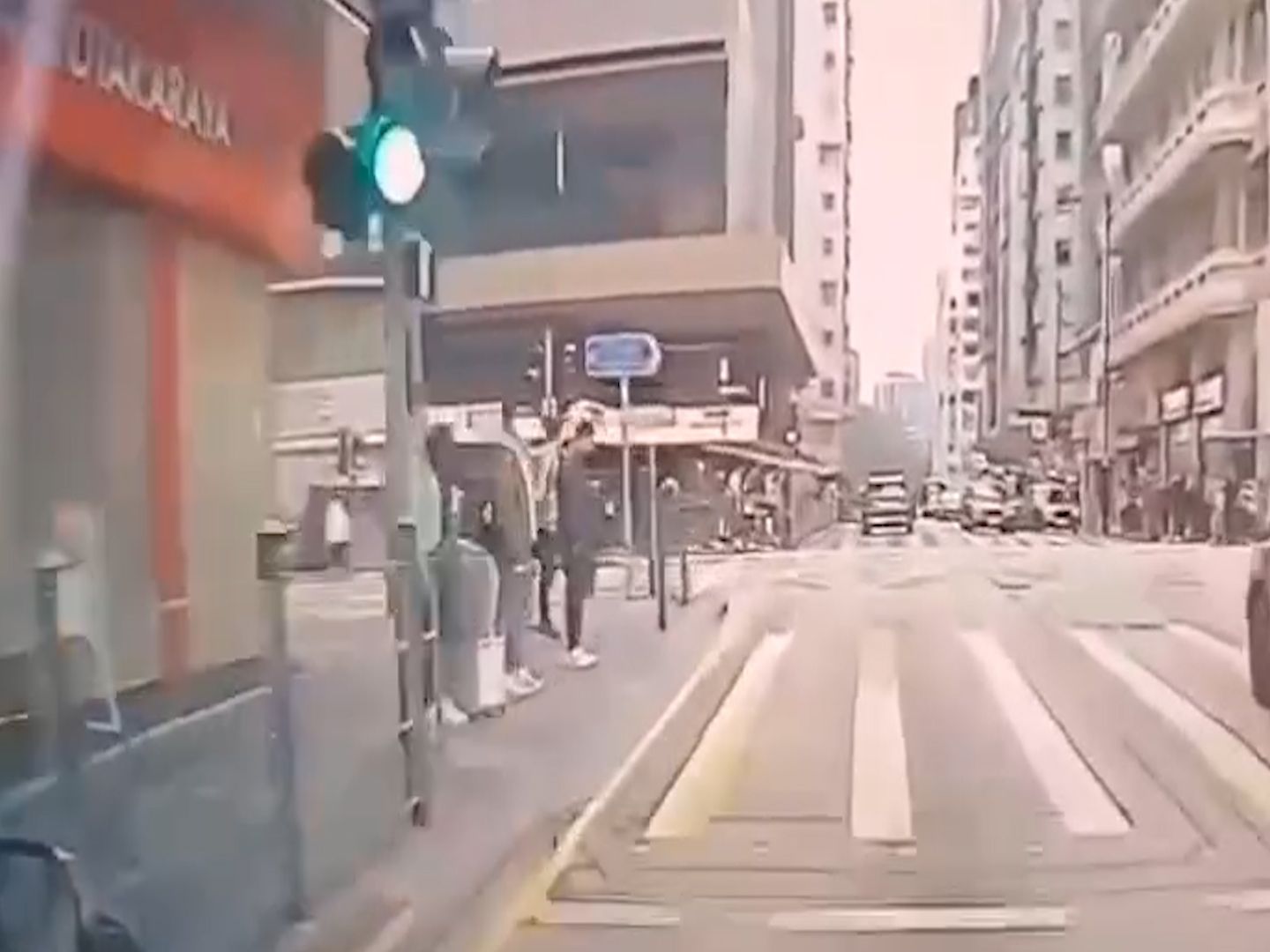 佐敦16歲單車騎手突過馬路遇車禍