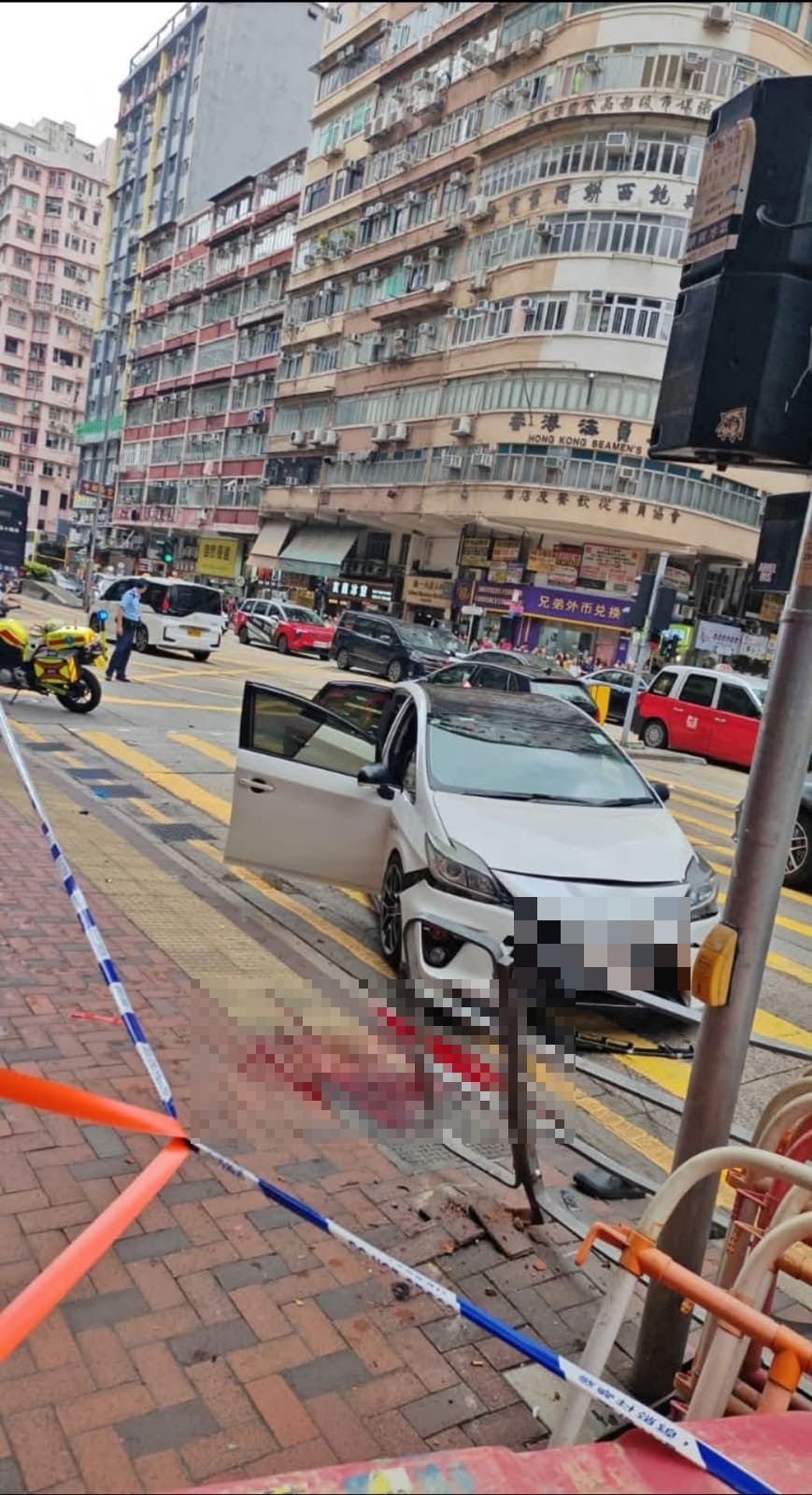 車Cam直擊｜佐敦道5車相撞車禍事發一刻曝光　兩車打白鴿轉撞上行人路