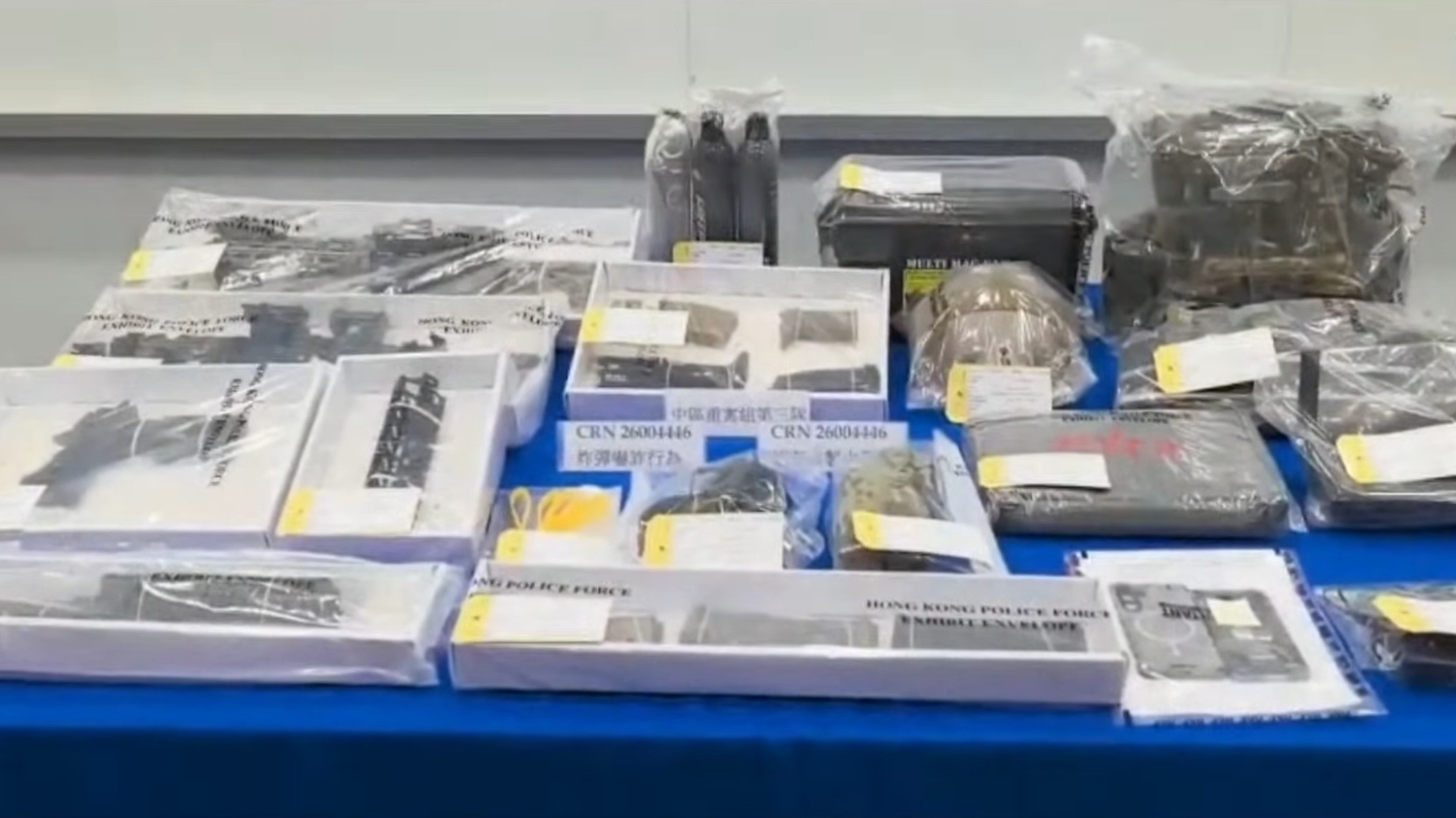 涉案物品。（警方YouTube直播截圖）