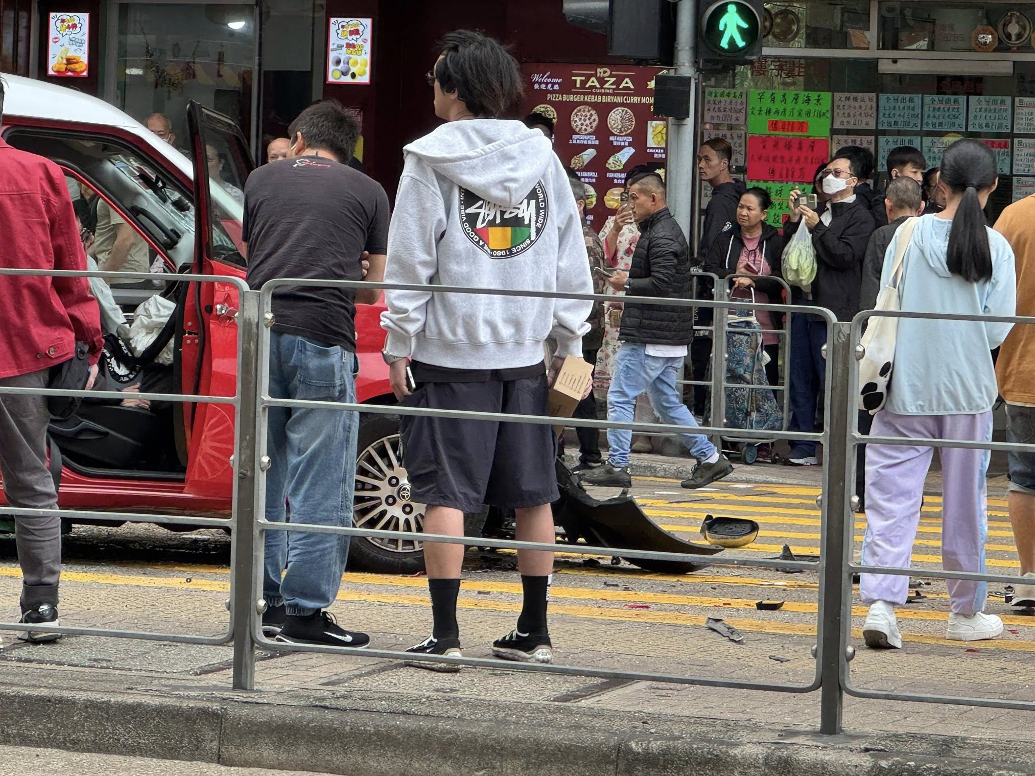 的士車頭嚴重損毀變形。（Facebook圖片／車cam L（香港群組）／Kelvin Chui） 