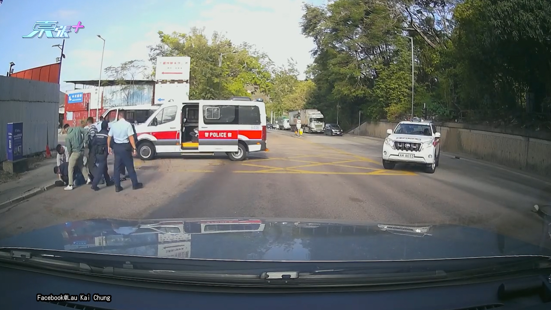 車Cam直擊｜可疑私家車避警察追捕　掟彎拋乘客出車　同司機同輛車8月涉危駕