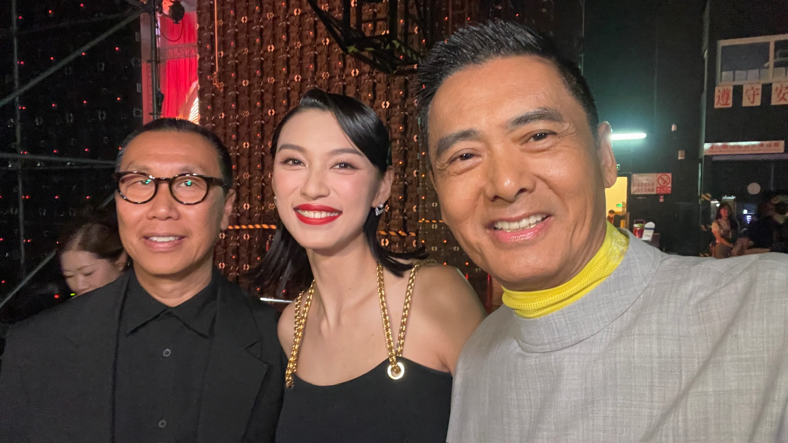 王丹妮把握機會同潘耀明、周潤發合照。