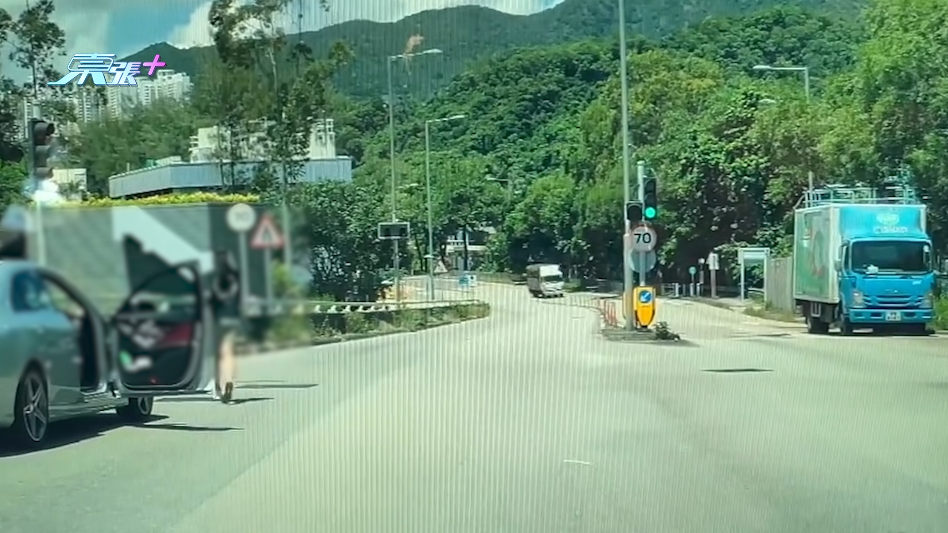 車Cam直擊｜大埔汀角路車禍　女司機炒車撞向電單車　鐵騎士秒被撞飛