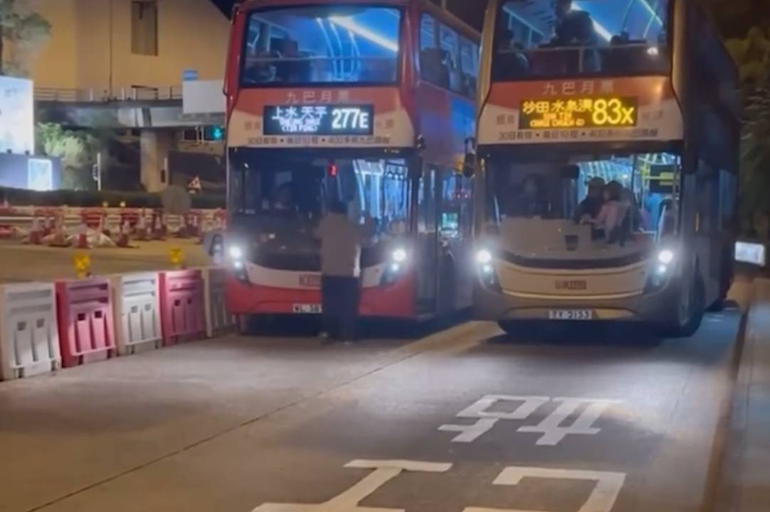 大老山隧道巴士站怪男「螳臂擋車」。(影片截圖／FB@Kitty Chau)