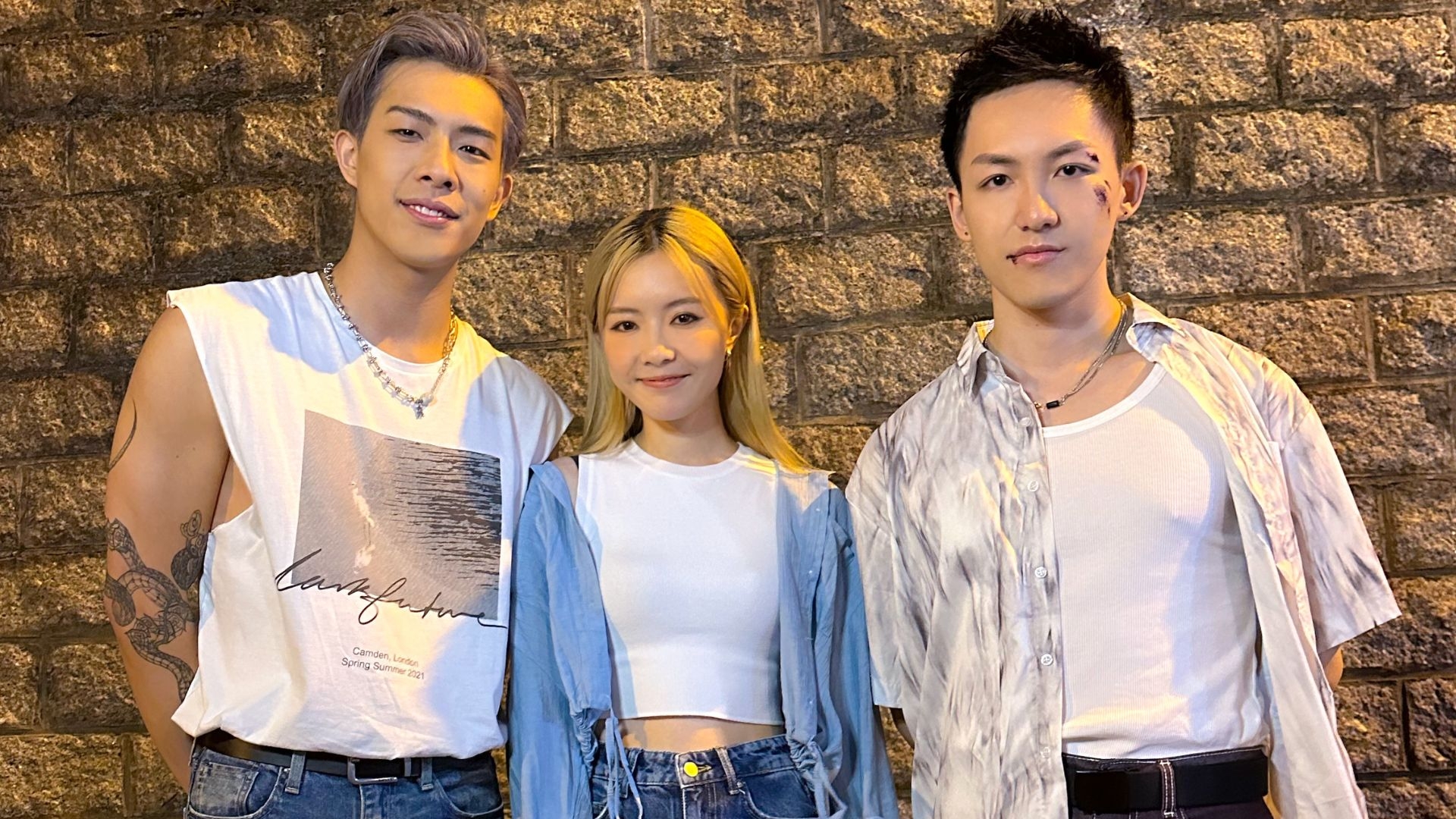 煒賢同樣係首次拍MV演戲，但佢冇康聰咁有福份可以跟靚女攬頭攬頸。