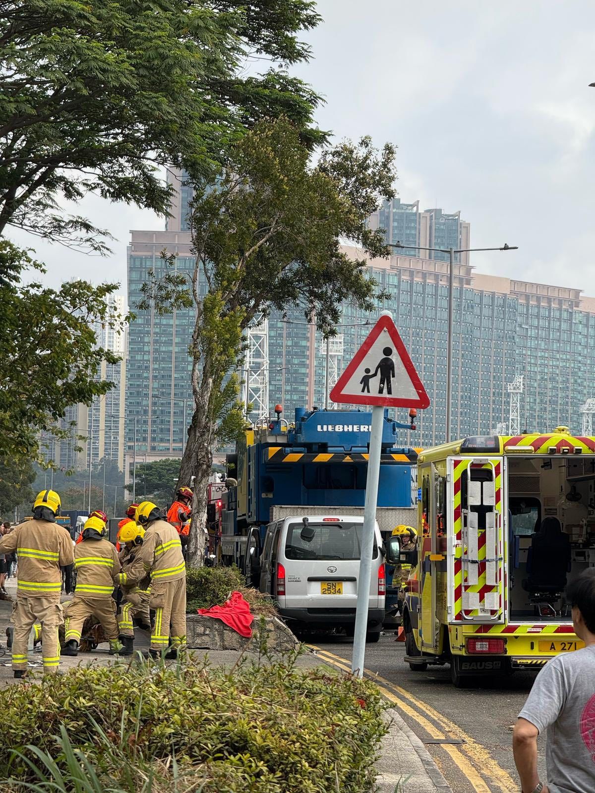青衣航運路貨Van撞吊臂車。(FB@BOSCO CHU)