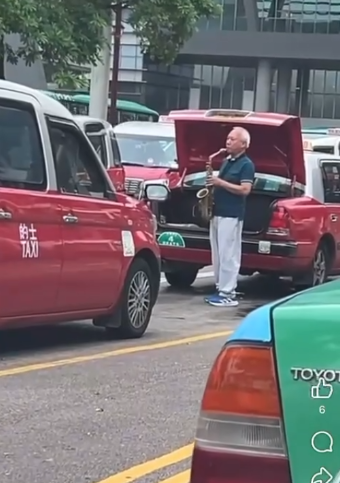 的士司機忙碌工作不忘調劑生活，的士站吹色士風獲稱讚浪漫。