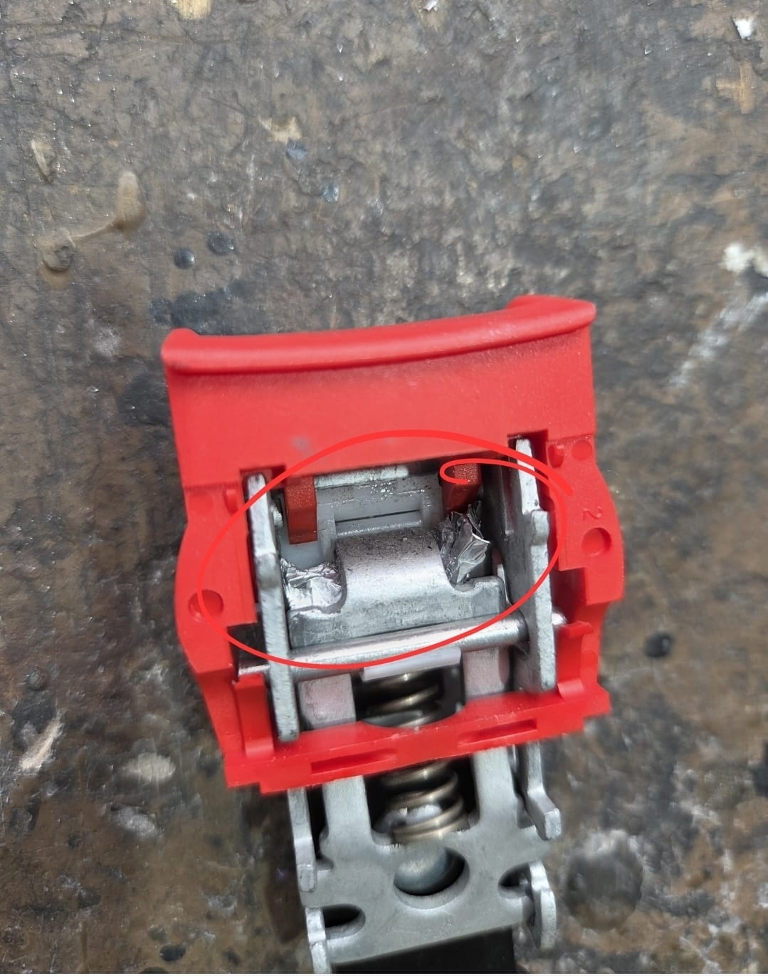 城巴發現鎖扣內部被一張錫紙阻礙正常運作。（城巴圖片）