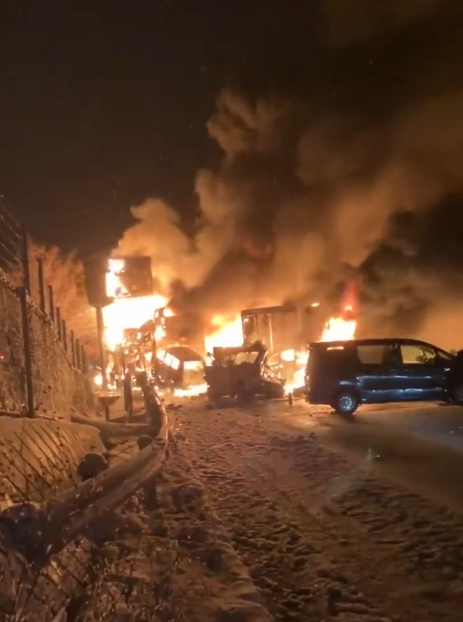 兩貨車追撞掀連鎖反應　十多輛車陷入火海