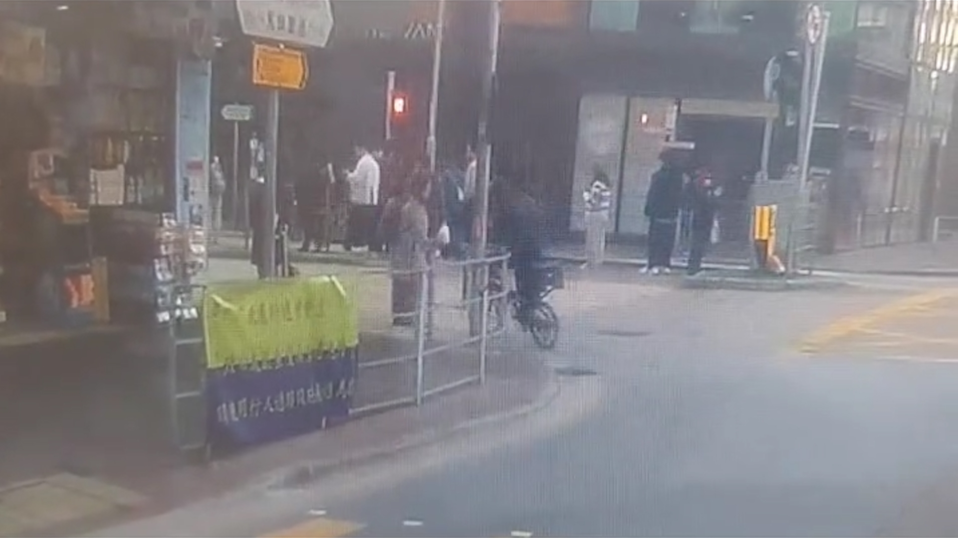 車Cam直擊｜紅磡外賣單車「衝紅燈」撞過馬路街坊　過路女途人慘被撞倒地