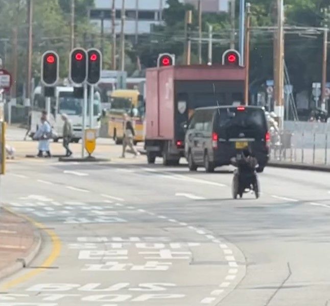 天水圍電動輪椅馬路高速奔馳