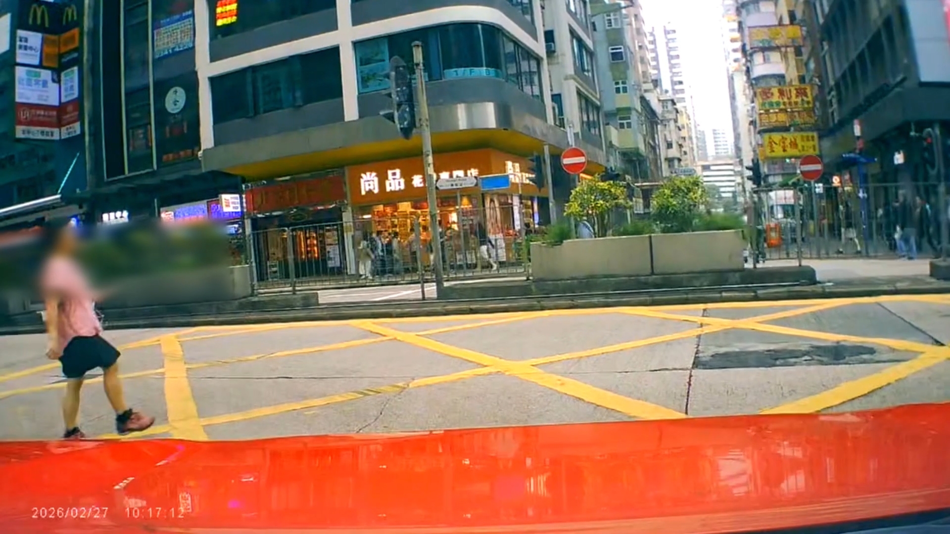 從車Cam畫面可見，一名女子突然走出路面，未有顧及當時車流。行至路中間時，她依然以極慢步伐前進，逼使司機要慢慢煞車及減速避讓。