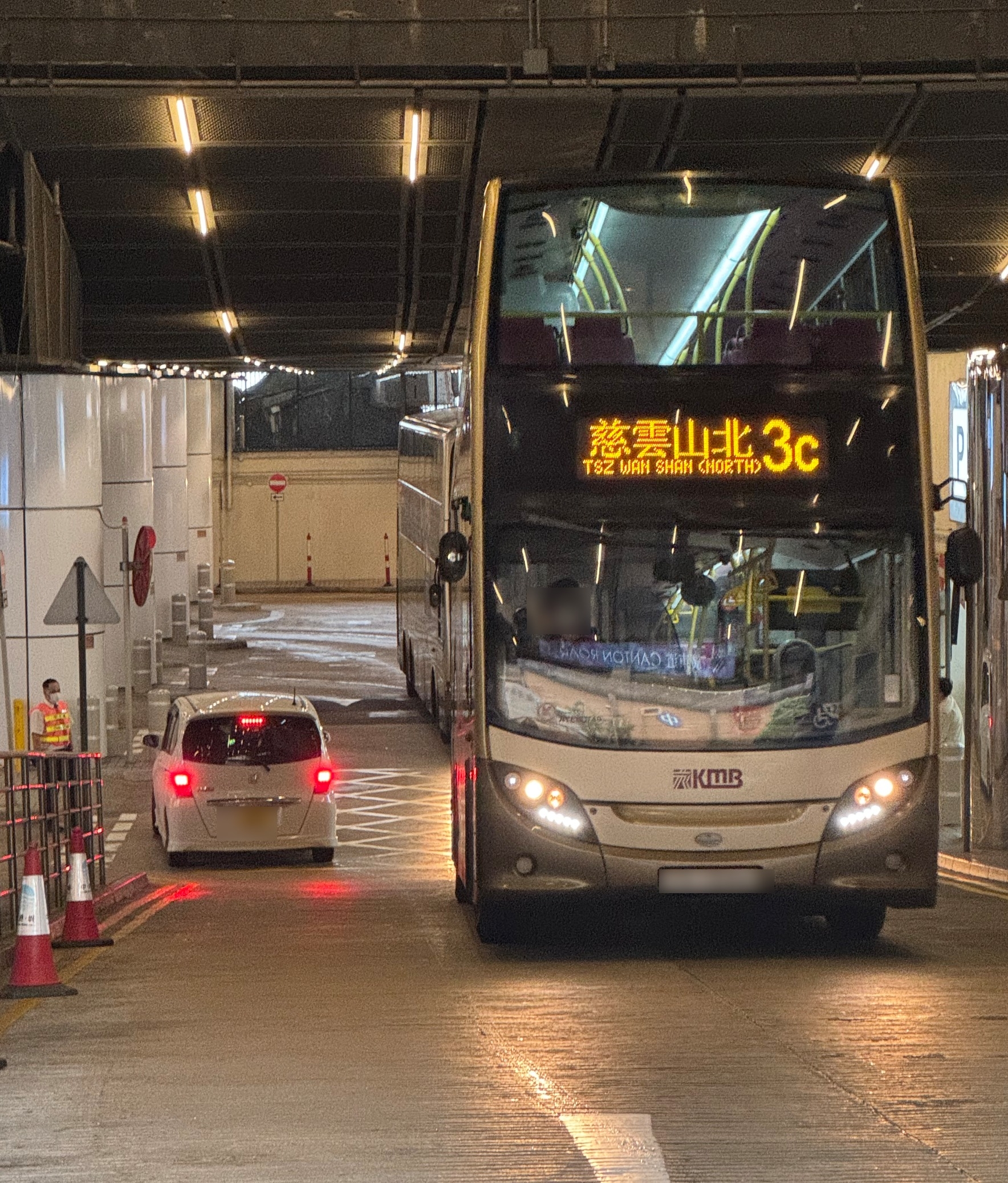東張西望報料｜白色私家車逆線直闖中港城巴士總站　巴士迎面駛至險象環生　觀眾嘩然 （觀眾Pit提供）