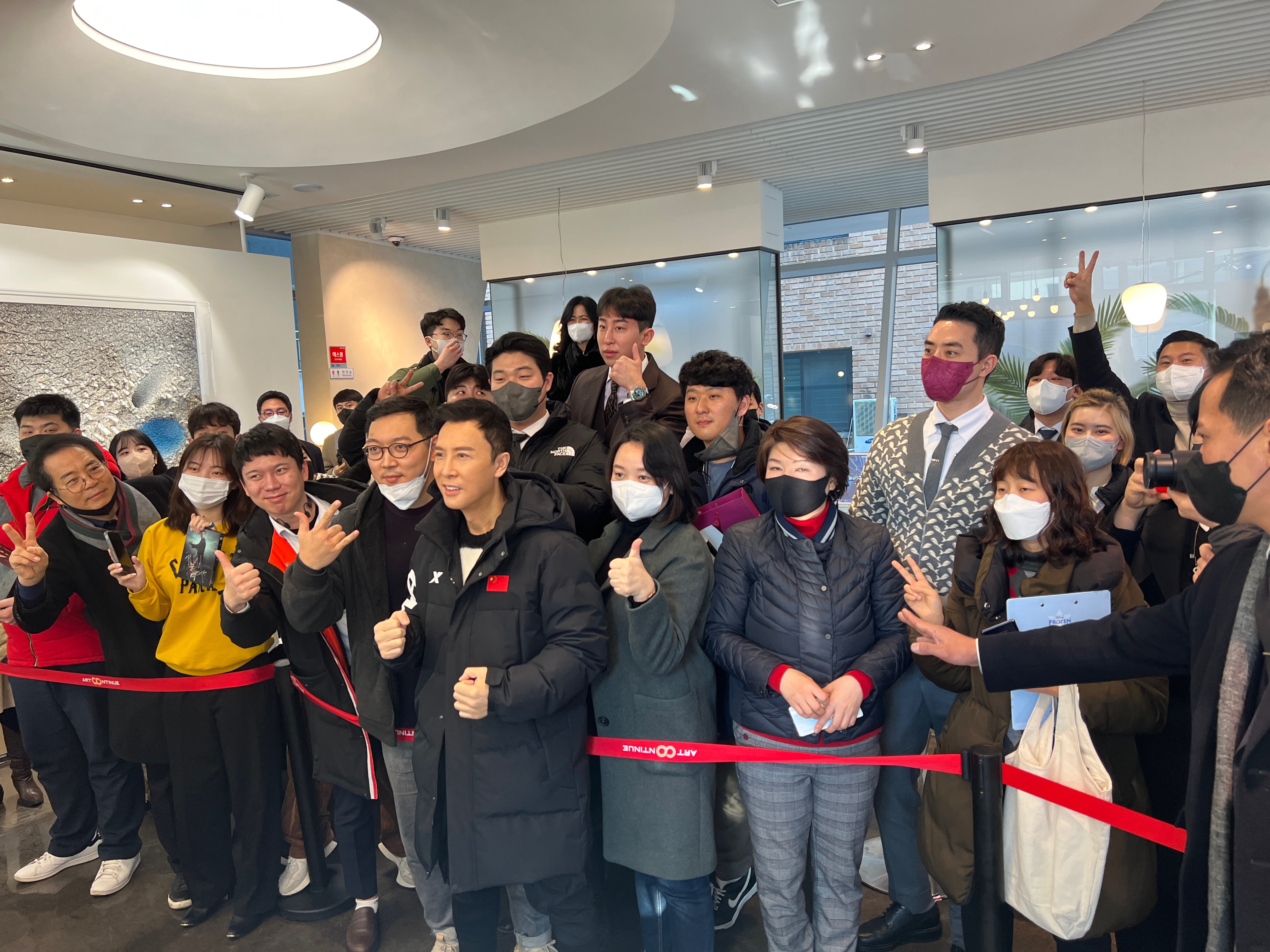 韓國fans在cafe等甄子丹合照。