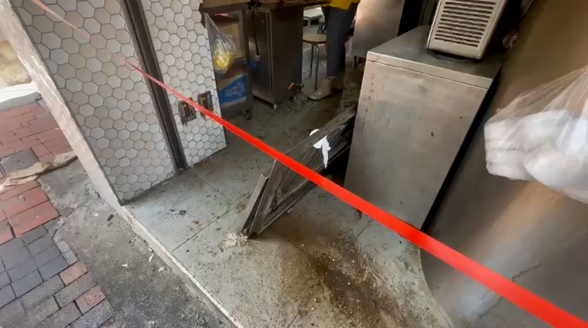 店內地面遍佈積水和雜物。