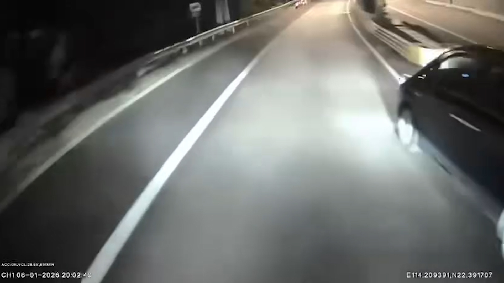 車Cam直擊｜廂型車公路「危險駕駛」突切線險釀車禍　車主：希望警察唔好唔做嘢